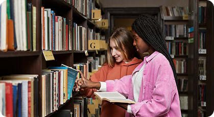 A student looking in librry shelf